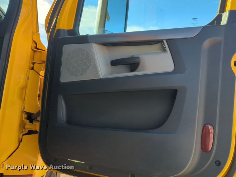 image for item EQ2458 2021 Freightliner Cascadia 126 semi truck