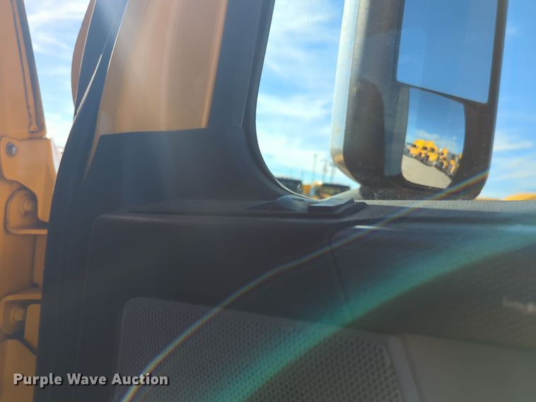 image for item EQ2458 2021 Freightliner Cascadia 126 semi truck