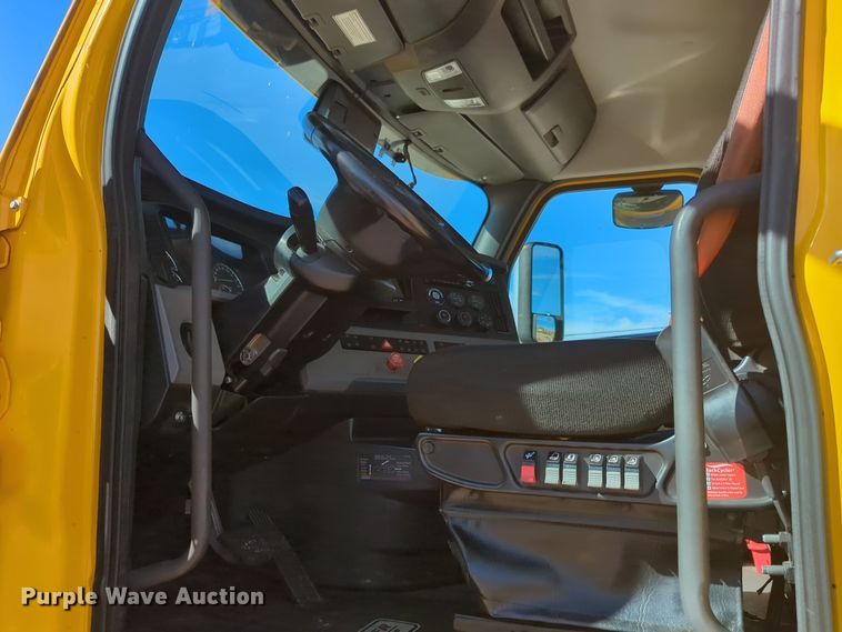 image for item EQ2458 2021 Freightliner Cascadia 126 semi truck