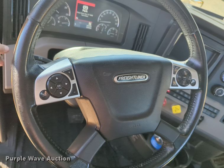 image for item EQ2458 2021 Freightliner Cascadia 126 semi truck