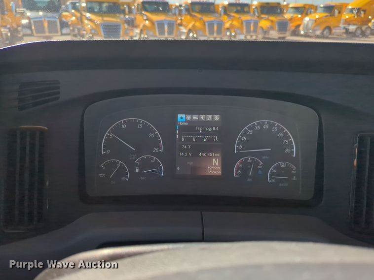 image for item EQ2458 2021 Freightliner Cascadia 126 semi truck