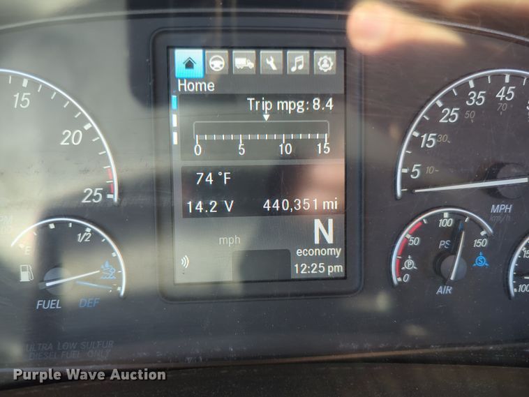 image for item EQ2458 2021 Freightliner Cascadia 126 semi truck