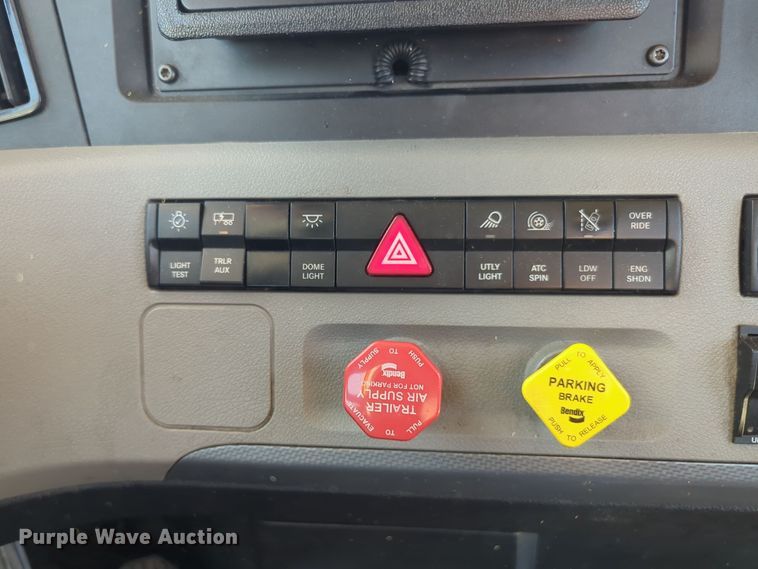 image for item EQ2458 2021 Freightliner Cascadia 126 semi truck