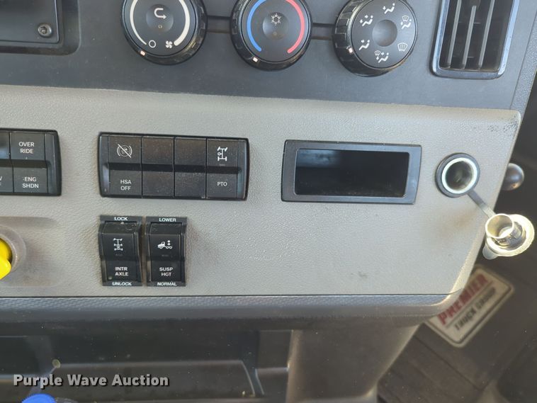 image for item EQ2458 2021 Freightliner Cascadia 126 semi truck