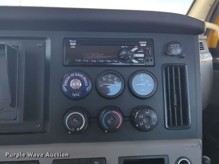 image for item EQ2458 2021 Freightliner Cascadia 126 semi truck