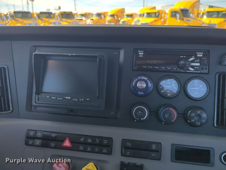 image for item EQ2458 2021 Freightliner Cascadia 126 semi truck