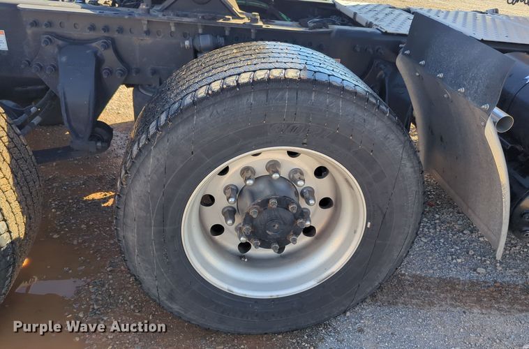 image for item EQ2458 2021 Freightliner Cascadia 126 semi truck