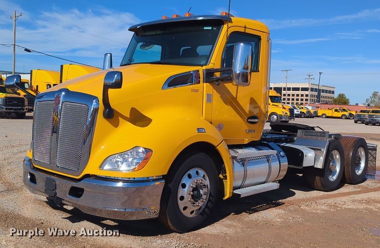 image for item EQ2459 2022 Kenworth T680 semi truck