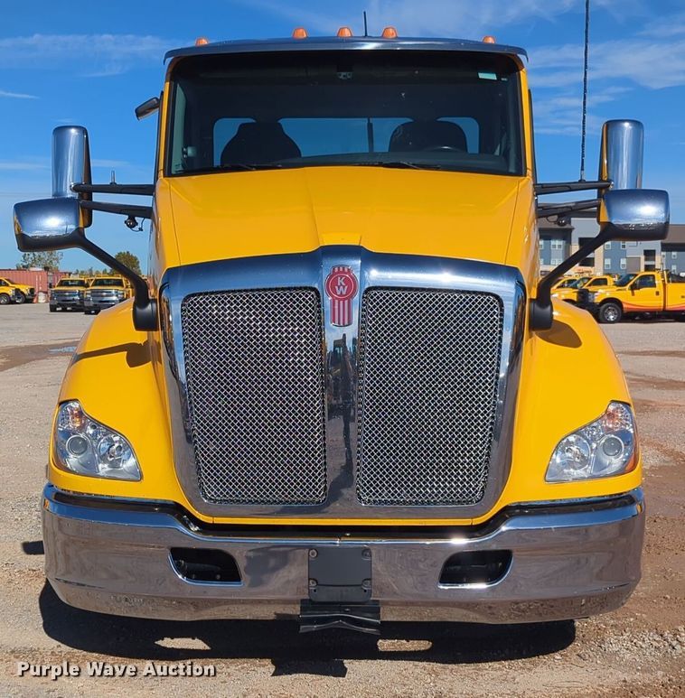 image for item EQ2459 2022 Kenworth T680 semi truck