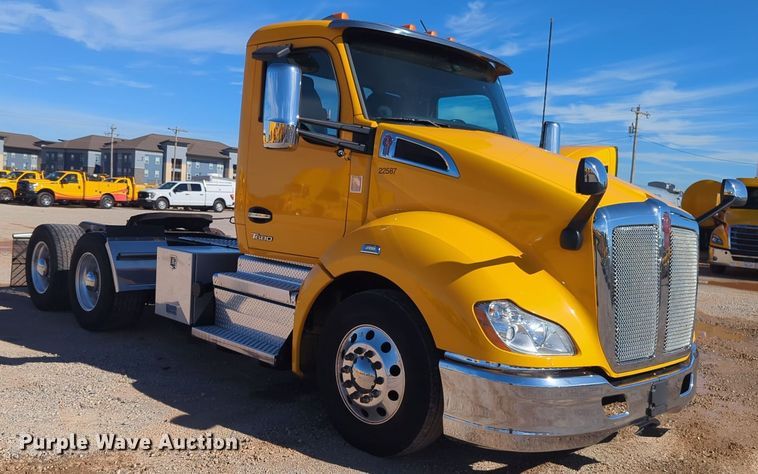 image for item EQ2459 2022 Kenworth T680 semi truck