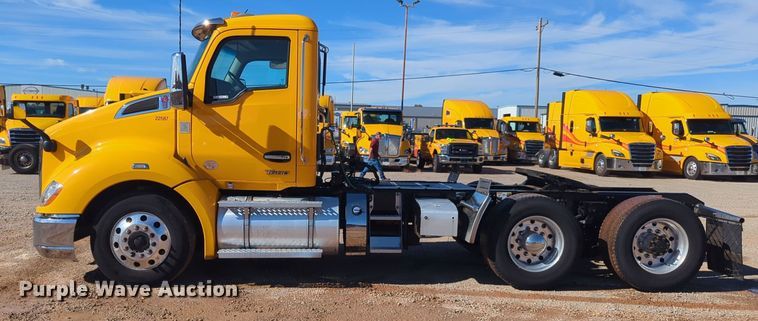image for item EQ2459 2022 Kenworth T680 semi truck