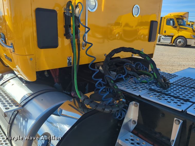 image for item EQ2459 2022 Kenworth T680 semi truck