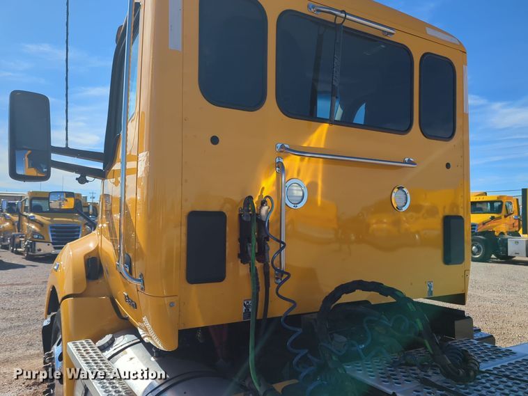 image for item EQ2459 2022 Kenworth T680 semi truck