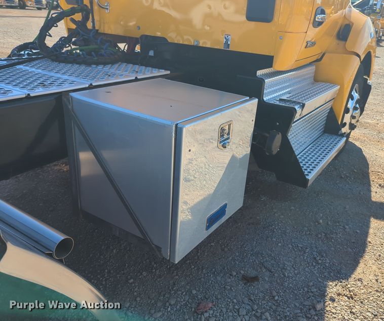 image for item EQ2459 2022 Kenworth T680 semi truck