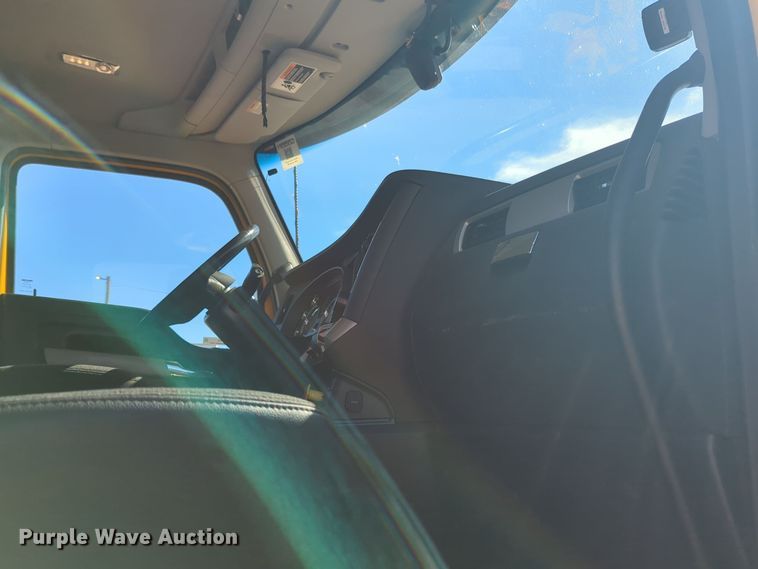 image for item EQ2459 2022 Kenworth T680 semi truck