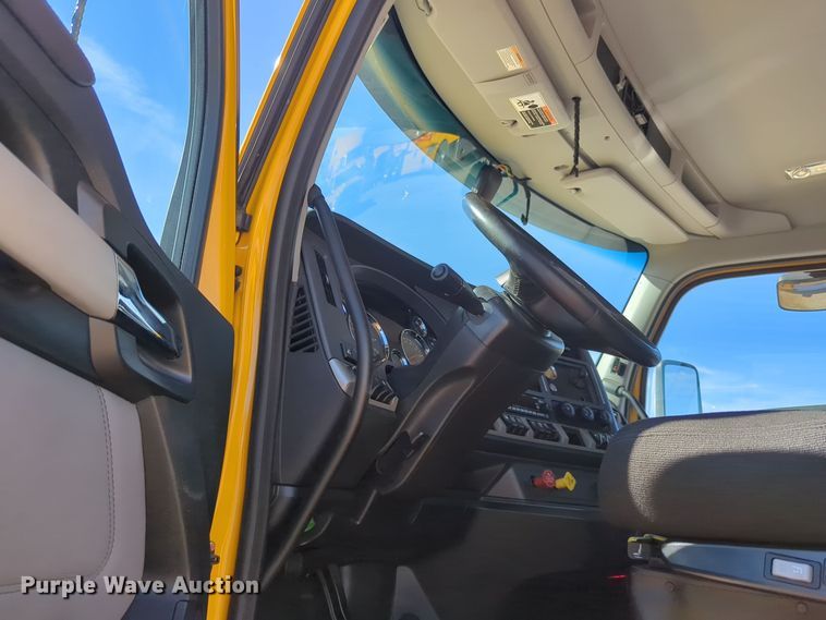 image for item EQ2459 2022 Kenworth T680 semi truck