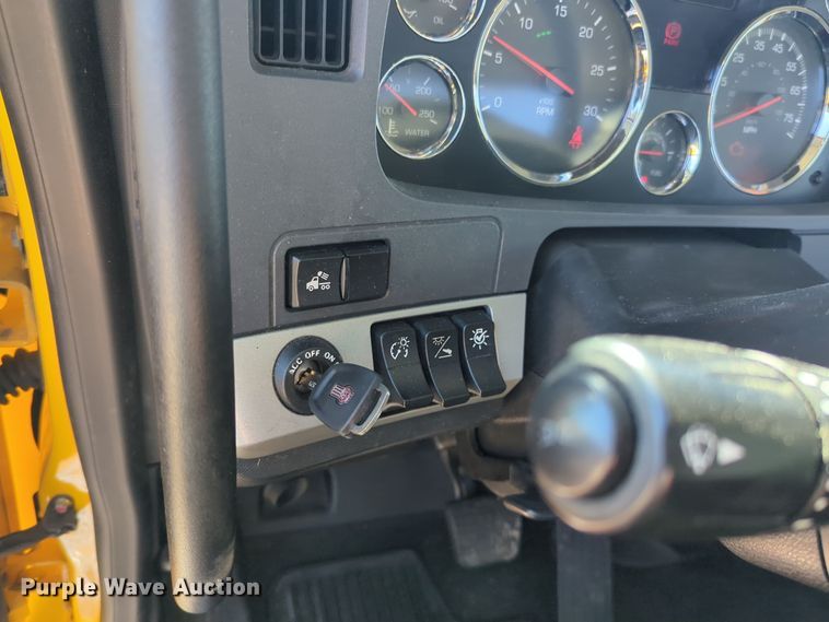 image for item EQ2459 2022 Kenworth T680 semi truck