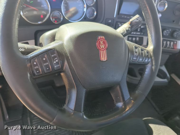 image for item EQ2459 2022 Kenworth T680 semi truck