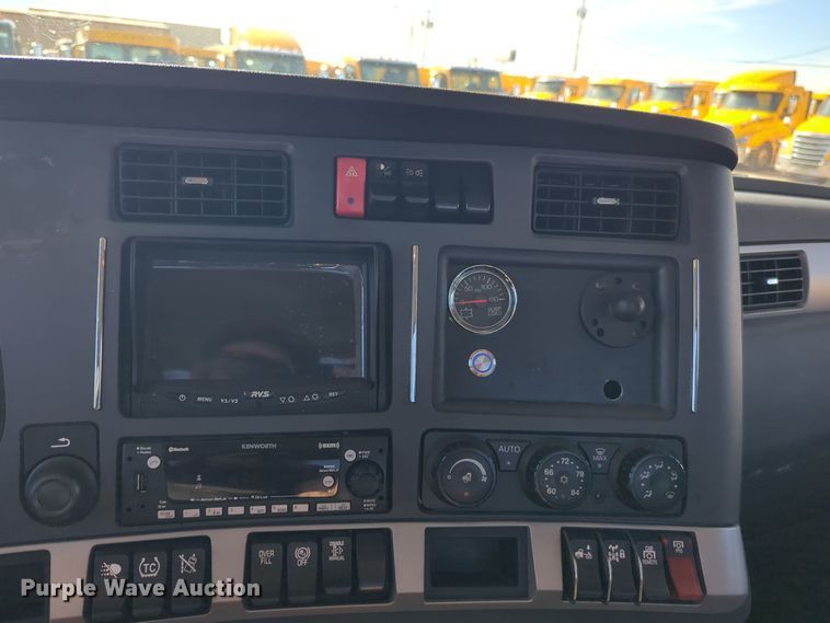 image for item EQ2459 2022 Kenworth T680 semi truck