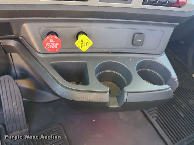 image for item EQ2459 2022 Kenworth T680 semi truck