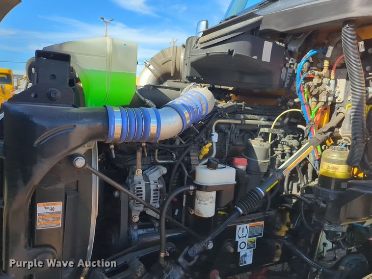 image for item EQ2459 2022 Kenworth T680 semi truck