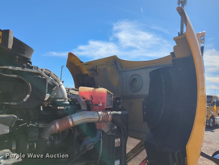 image for item EQ2459 2022 Kenworth T680 semi truck