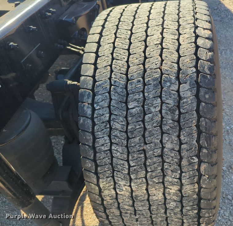 image for item EQ2459 2022 Kenworth T680 semi truck