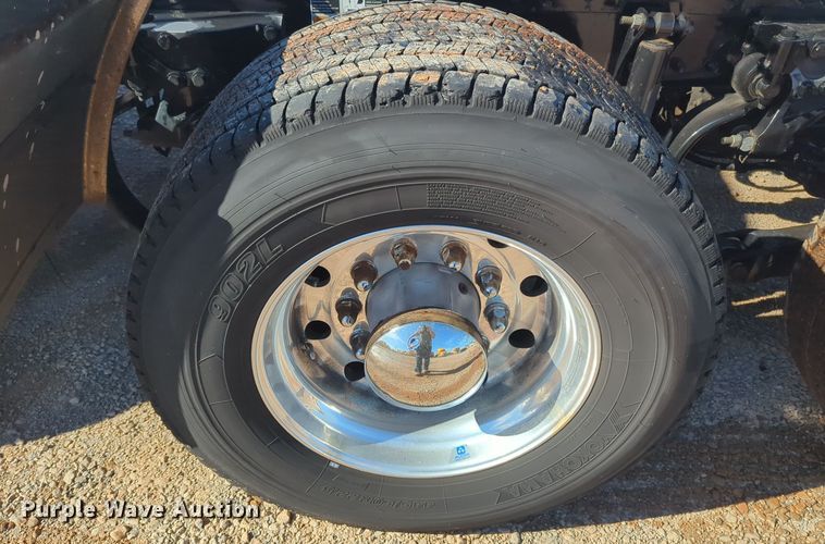 image for item EQ2459 2022 Kenworth T680 semi truck