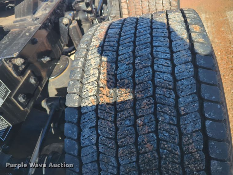 image for item EQ2459 2022 Kenworth T680 semi truck