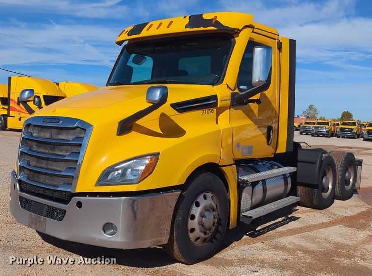 image for item EQ2460 2021 Freightliner Cascadia 126 semi truck