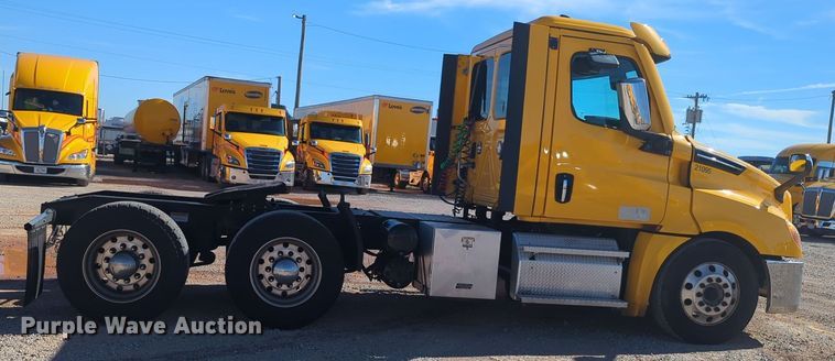 image for item EQ2460 2021 Freightliner Cascadia 126 semi truck