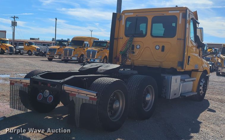 image for item EQ2460 2021 Freightliner Cascadia 126 semi truck