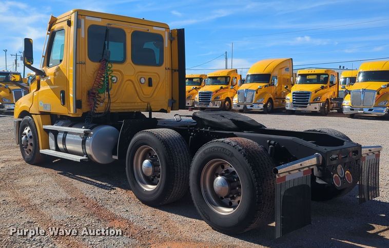 image for item EQ2460 2021 Freightliner Cascadia 126 semi truck