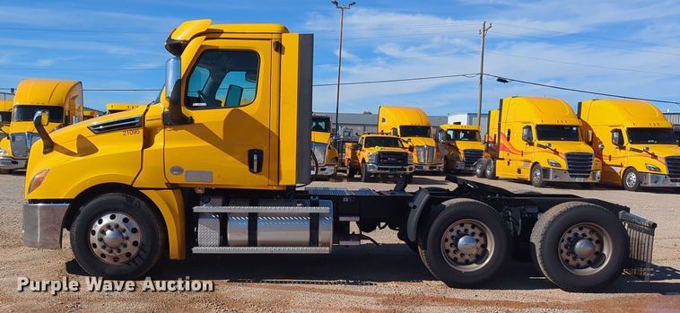 image for item EQ2460 2021 Freightliner Cascadia 126 semi truck