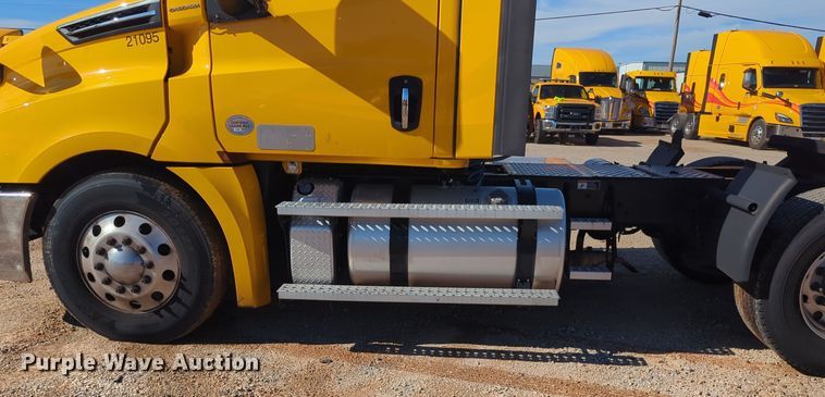 image for item EQ2460 2021 Freightliner Cascadia 126 semi truck