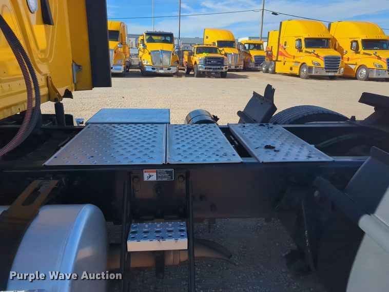 image for item EQ2460 2021 Freightliner Cascadia 126 semi truck