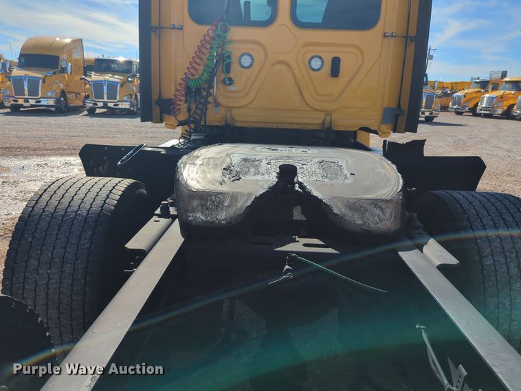 image for item EQ2460 2021 Freightliner Cascadia 126 semi truck