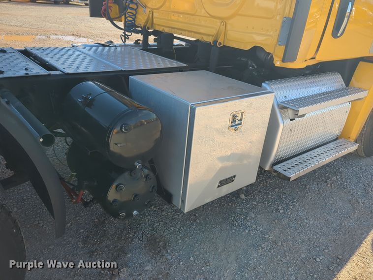 image for item EQ2460 2021 Freightliner Cascadia 126 semi truck