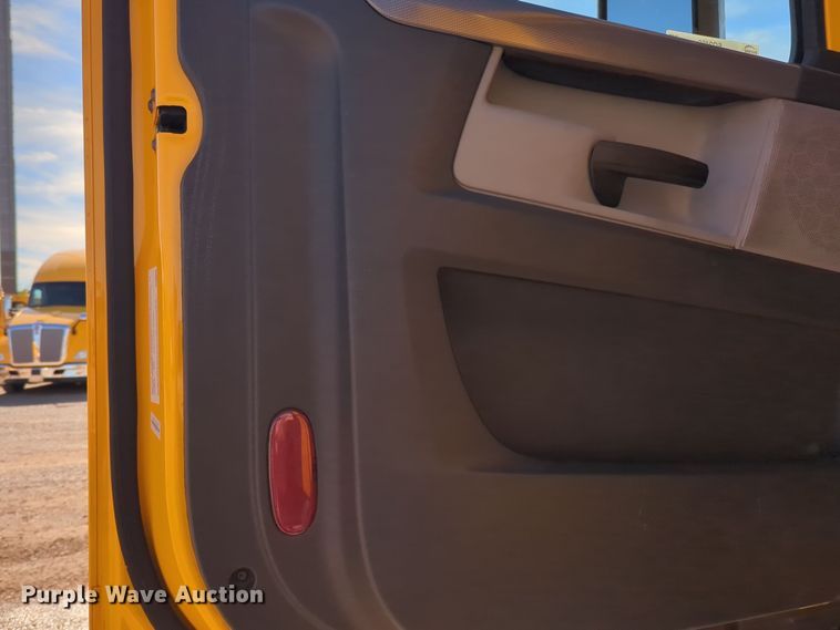 image for item EQ2460 2021 Freightliner Cascadia 126 semi truck