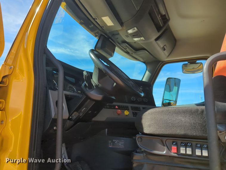 image for item EQ2460 2021 Freightliner Cascadia 126 semi truck