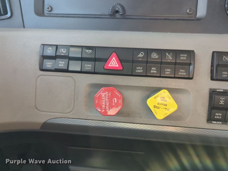 image for item EQ2460 2021 Freightliner Cascadia 126 semi truck