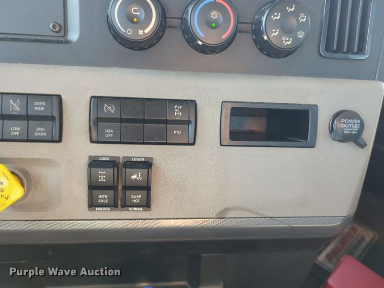 image for item EQ2460 2021 Freightliner Cascadia 126 semi truck