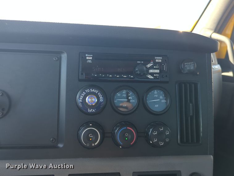 image for item EQ2460 2021 Freightliner Cascadia 126 semi truck