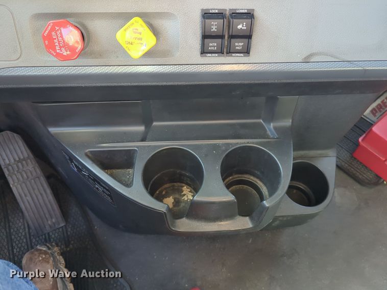 image for item EQ2460 2021 Freightliner Cascadia 126 semi truck