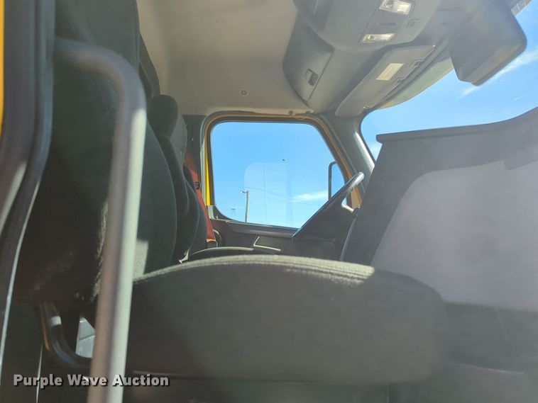 image for item EQ2460 2021 Freightliner Cascadia 126 semi truck