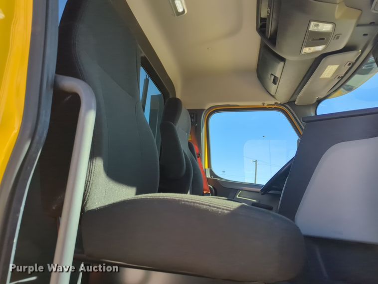 image for item EQ2460 2021 Freightliner Cascadia 126 semi truck