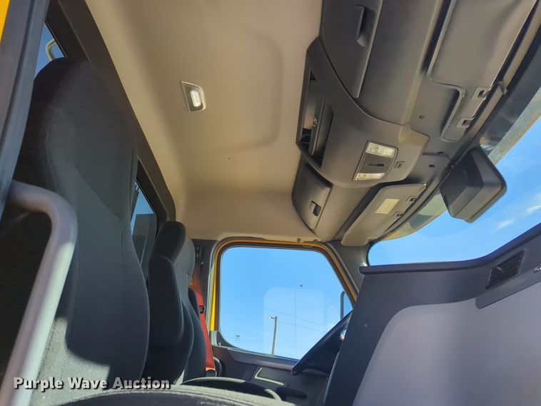 image for item EQ2460 2021 Freightliner Cascadia 126 semi truck