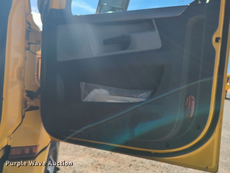 image for item EQ2460 2021 Freightliner Cascadia 126 semi truck