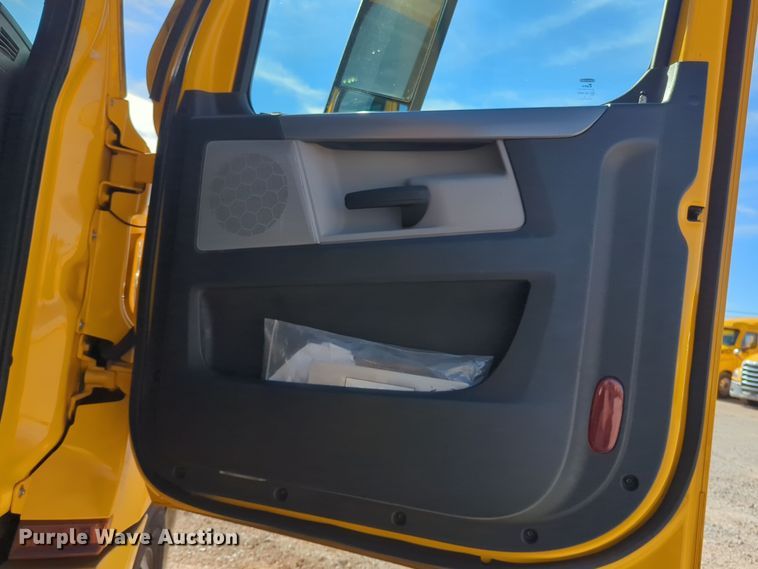 image for item EQ2460 2021 Freightliner Cascadia 126 semi truck