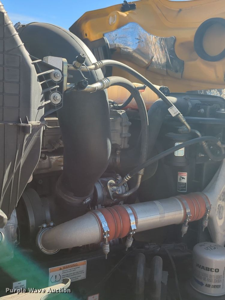 image for item EQ2460 2021 Freightliner Cascadia 126 semi truck